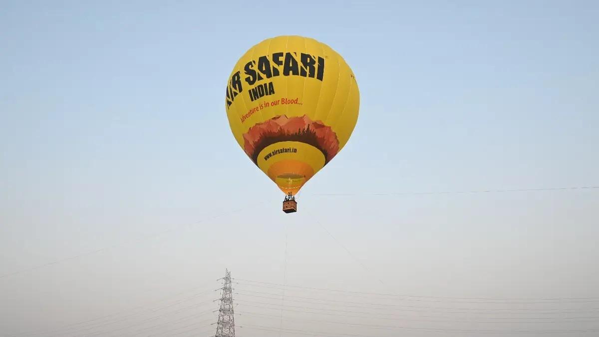 Delhiites Queue for Hot Air Balloon Rides Despite Severe Smog Levels
